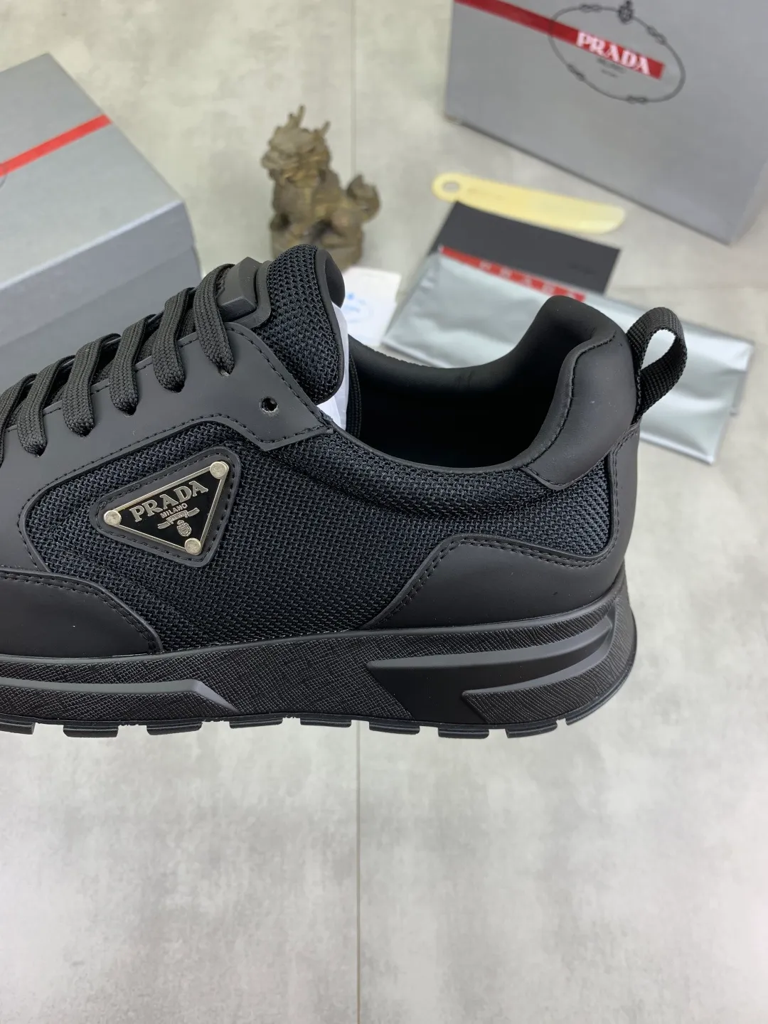 Men's shoes 💰P560💰[New style] popular models are on the official website, 🆘 Trendy brand (Prada) mainly promotes popular models, avant-garde and versatile fashion men's shoes private version mold opening, cowhide surface splicing 1:1.. Fashionable and simple, original imported cowhide lining cowhide feet; the atmosphere and personality are more fashionable, eye-catching and pursuing class. It will subvert the old idea and be a must-have for fashionistas with you! Must keep it for yourself! Tall and comfortable, large and low, high-end quality workmanship. Code number: 38-45 3️⃣optional.